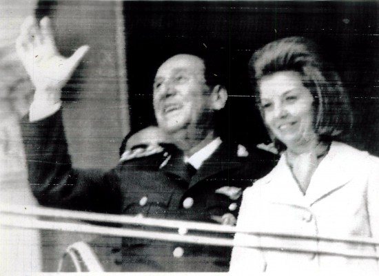 Juan Domingo Perón e Isabelita Perón saúdam a população argentina na sacada da Casa Rosada, no dia da posse