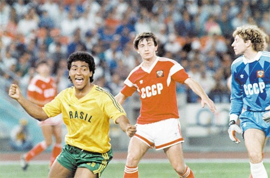  Romário comemora gol no jogo final contra a União Soviética, em que a seleção brasileira perdeu, ficando com a medalha de prata. 