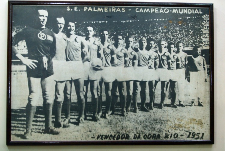 Quadro em homenagem aos campeões mundiais de 1951, exposto na sala de troféus do Palmeiras