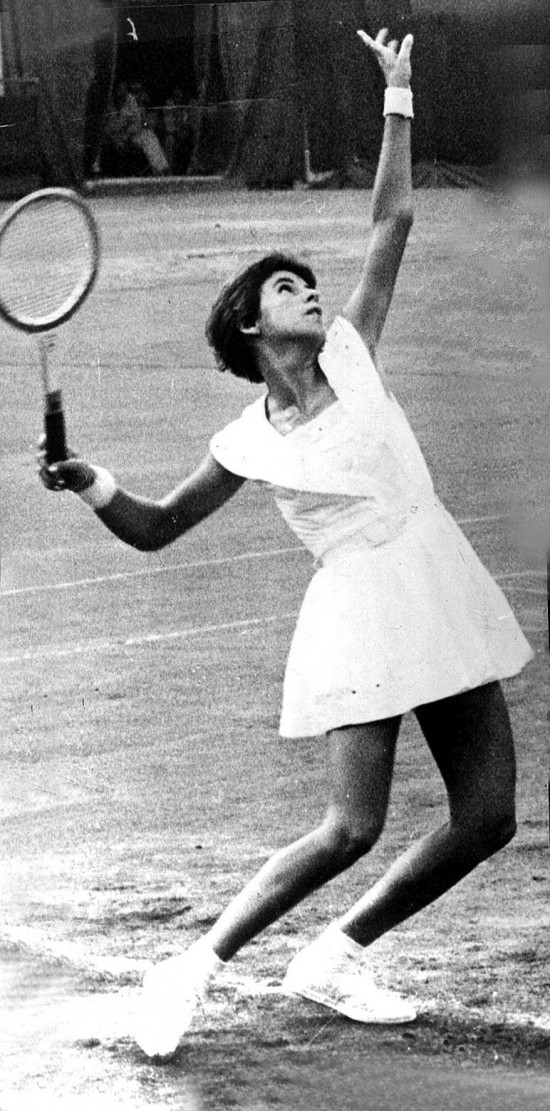 A tenista Maria Esther Bueno, vencedora do Torneio de Wimblebon, na Inglaterra, em 1959, durante partida