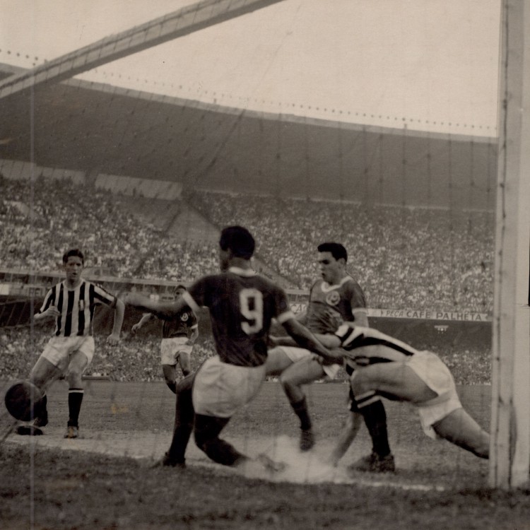 O atacante Liminha empata a partida (2 a 2). O gol deu ao Palmeiras o título da Taça Rio