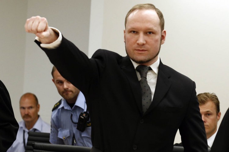 Anders Behring Breivik faz saudação nazista na chegada ao tribunal em Oslo 