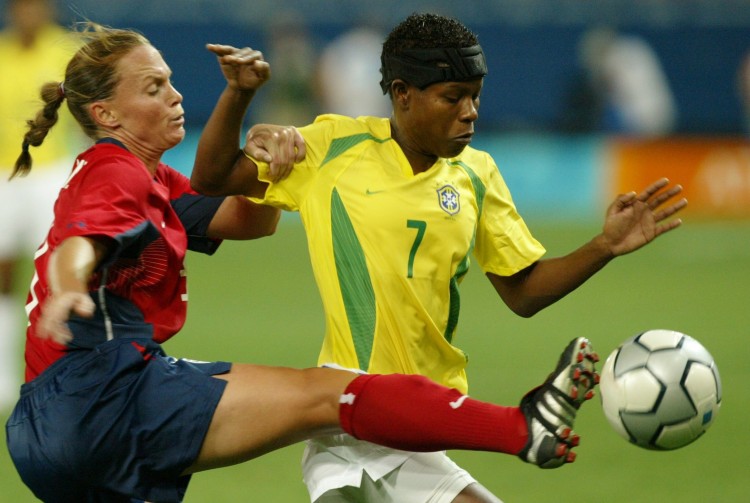 A meio-campista brasileira Formiga disputa bola contra jogadora americana, na vitória dos EUA por 2 a 1, na final dos Jogos de Atenas-2004 (Foto: Flávio Florido/Folhapress)