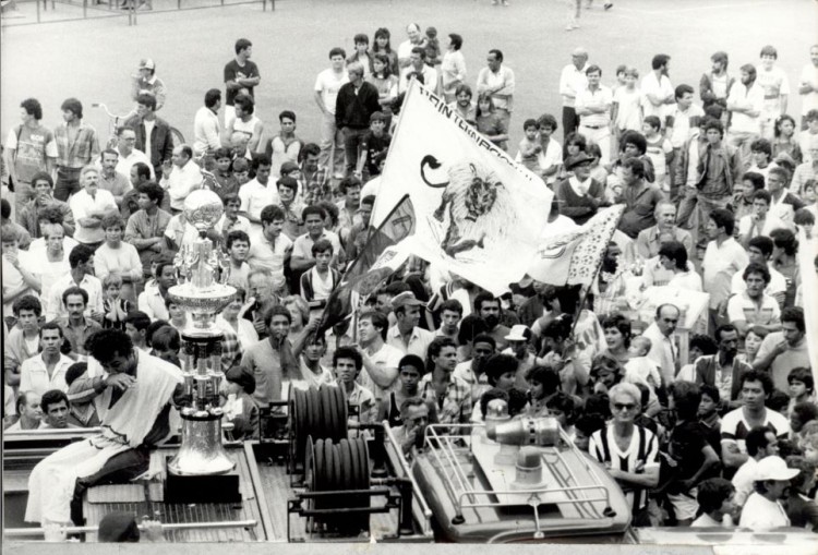 Comemoração em frente ao Limeirão, com a taça do Campeonato Paulista, no dia 4 de setembro de 1986 (C´redito: Ernesto Papa/Folhaoress)