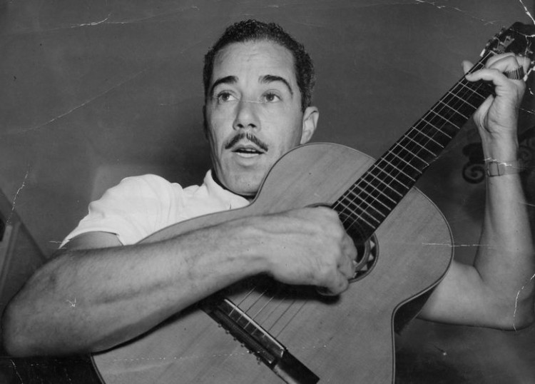 SÃO PAULO, SP, BRASIL, 00-00-1950: Música: o cantor e compositor Sílvio Caldas, toca violão. (Foto: Folhapress)