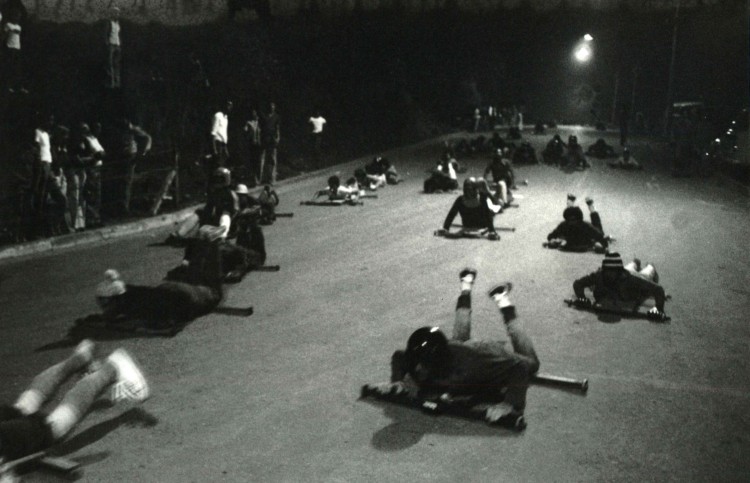 Jovens fazem treino na ladeira prof. Carlos Gomes, no Morumbi, na zona sul de São Paulo (Foto: 16.out.1965/Folhapress)