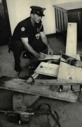 Atendendo a reclamações de moradores do Imirim, na sul de São Paulo,  policiais fazem apreensão de carrinhos de rolimã no bairro (Foto: 15.abr.1970/Folhapress)