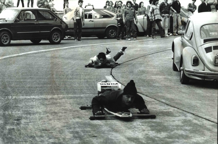 Em trecho da Estrada velha de Santos, jovens do ABC, na grande São Paulo, se arriscam com carrinhos de rolimã (Foto: Paulo Cerciari - 13.jul.1987/Folhapress)