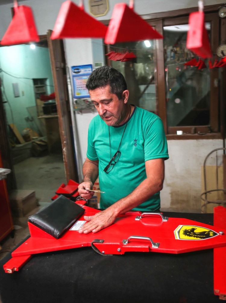 Ex-taxista Ivair de Moura Chaves, 63, abandonou a profissão para se dedicar à fabricação de carrinhos de rolimã (Foto Júlia Chequer – 6.out.2016) 