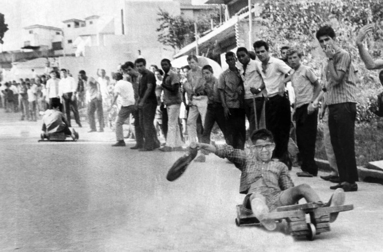 Garoto participa de competição em uma das ladeiras do Jardim São Bento, na zona norte de São Paulo. (Foto: 19.abr.1965/Folhapress)