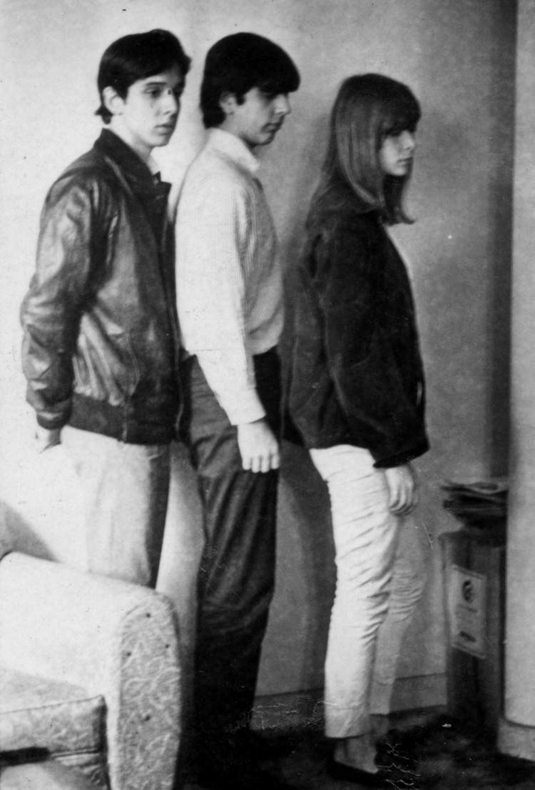 Arnaldo Baptista, Sérgio Dias e Rita Lee, que formavam os Mutantes, posam para reportagem da Folha (foto: 10.nov.1966 -Edvaldo/Folhapress)