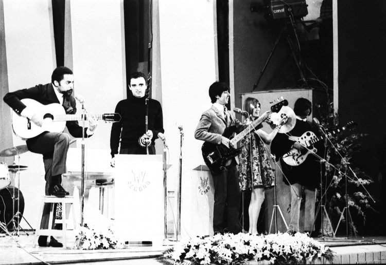 Os Mutantes acompanham Gilberto Gil no 3º Festival de Música Popular Brasileira da TV Record (Foto: 06.out.1967/UH/Folhapress)