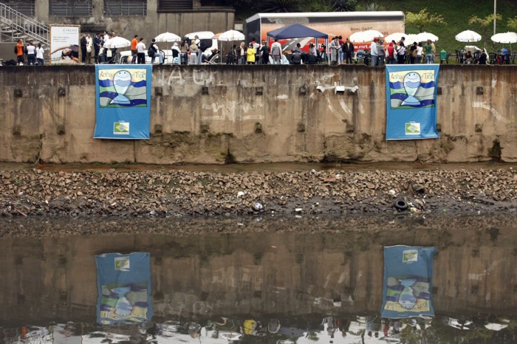 Atividade promovida pela Fundação SOS Mata Atlântica, próxima a Ponte das Bandeiras. (Foto: Almeida Rocha - 22.set.2009/Folhapress)