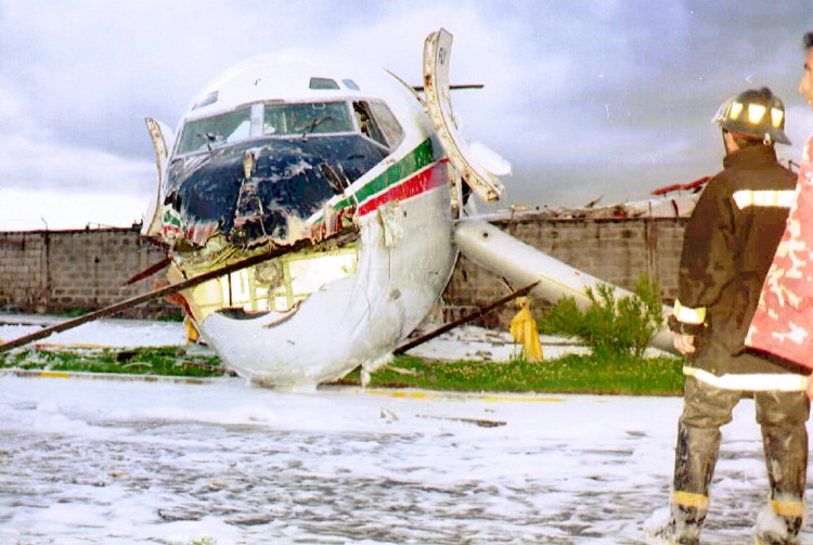 O avião que levaria a delegação corintiana de volta a São Paulo (Foto: 1º.mai.1996/France Press)