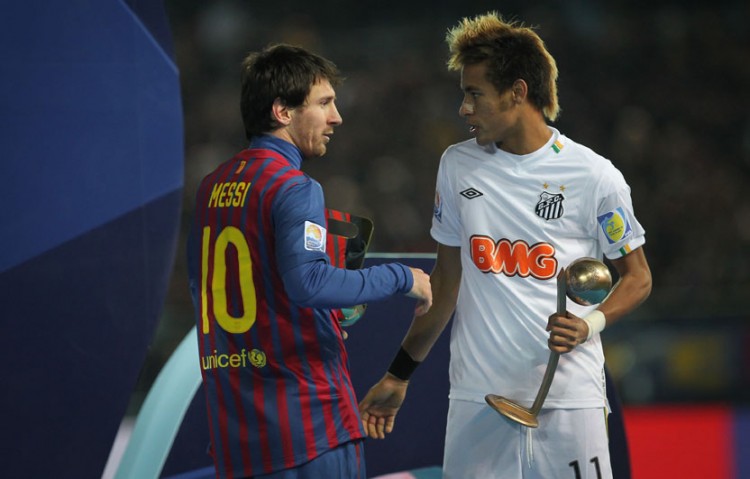 Neymar conversa com Lionel Messi, após receber troféu de terceiro Melhor Jogador na premiação do mundial de clubes em Yokohama (Japão) (Foto: Ricardo Nogueira - 18.dez.2011/Folhapress)