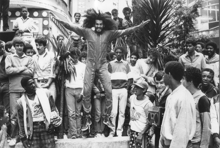 SÃO PAULO, SP, BRASIL, 00-00-1984: Nelson Triunfo dança break no centro da cidade de São Paulo (SP). (Foto: Folhapress)