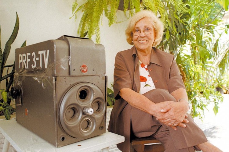 Vida Alves posa para foto em São Paulo, aos 75 (foto: Kiymori Mori-22.12.2003/Folhapress)