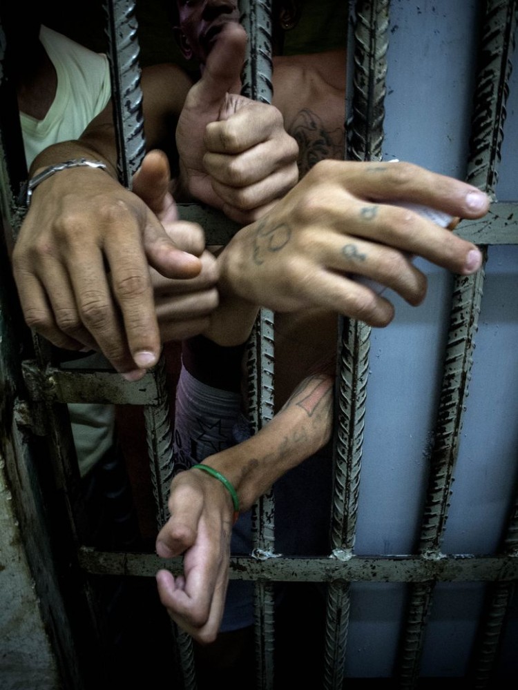 SÃO LUÍS, MA, BRASIL, 06-01-2014: Presos no complexo penitenciário de Pedrinhas (MA). O presídio foi palco, em outubro passado, de uma rebelião com dez mortos e dezenas de feridos, que resultou, entre outras consequências, no envio da Força Nacional de Segurança ao Estado, administrado pela governadora Roseana Sarney (PMDB). A crise sem precedentes no sistema penitenciário do Maranhão não foi suficiente para reverter a frágil segurança na entrada e saída do complexo de Pedrinhas, em São Luís, onde 62 pessoas foram assassinadas desde 2013. (Foto Marlene Bergamo/Folhapress) ORG XMIT: AGEN1401081446043907