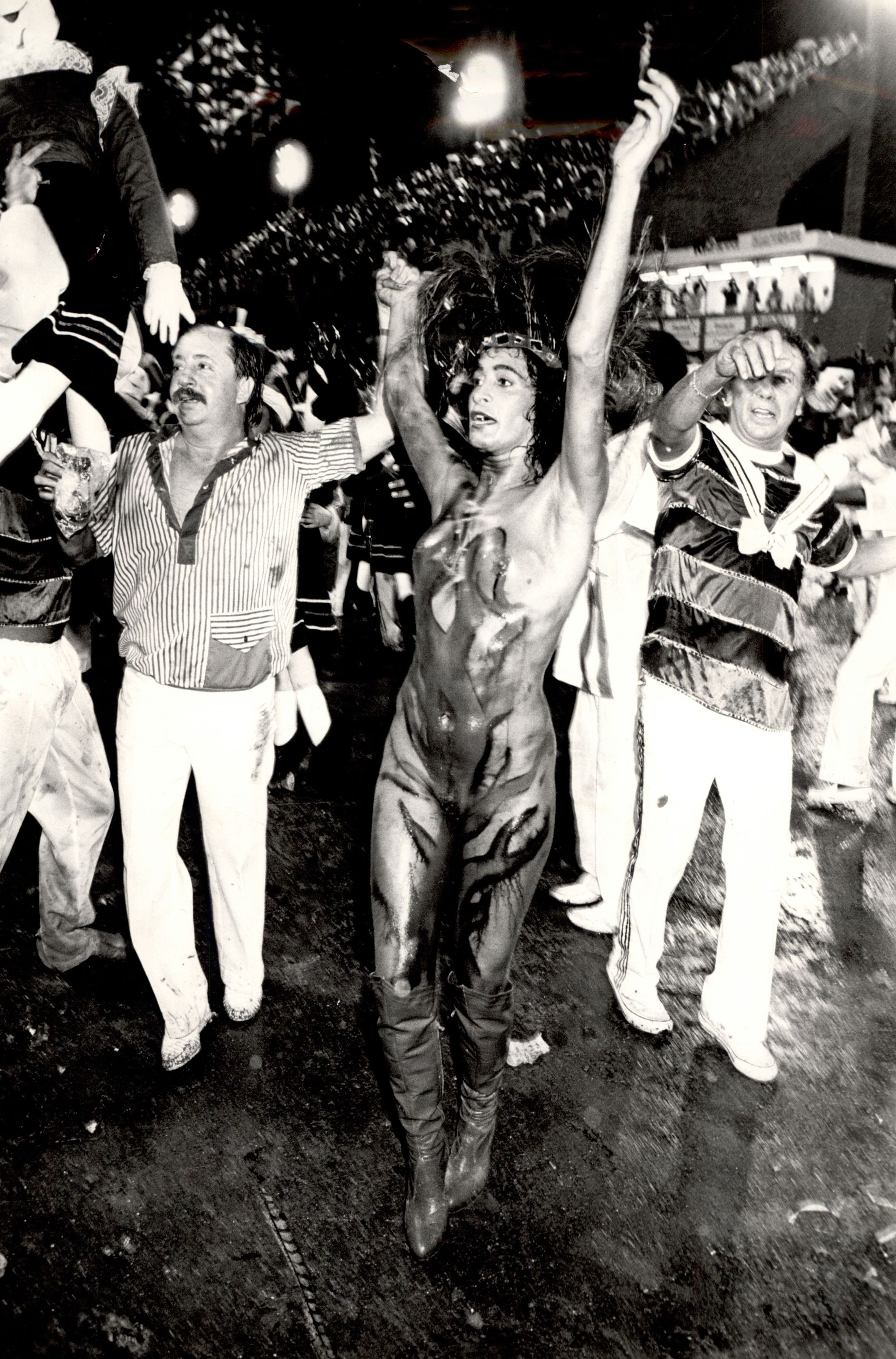 OUTROS CARNAVAIS: Lança-perfume e nudez sofreram proibições nos anos 1960 e  1980 – Acervo Folha